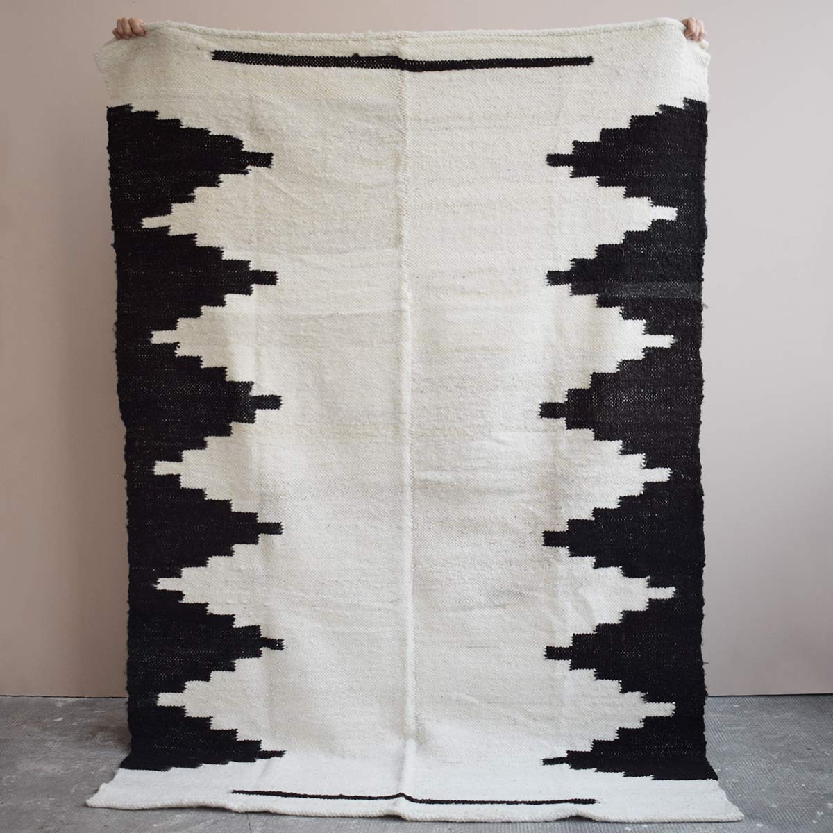tapis-laine-noir-blanc-finca-home Tapis en laine noir et blanc Finca Home