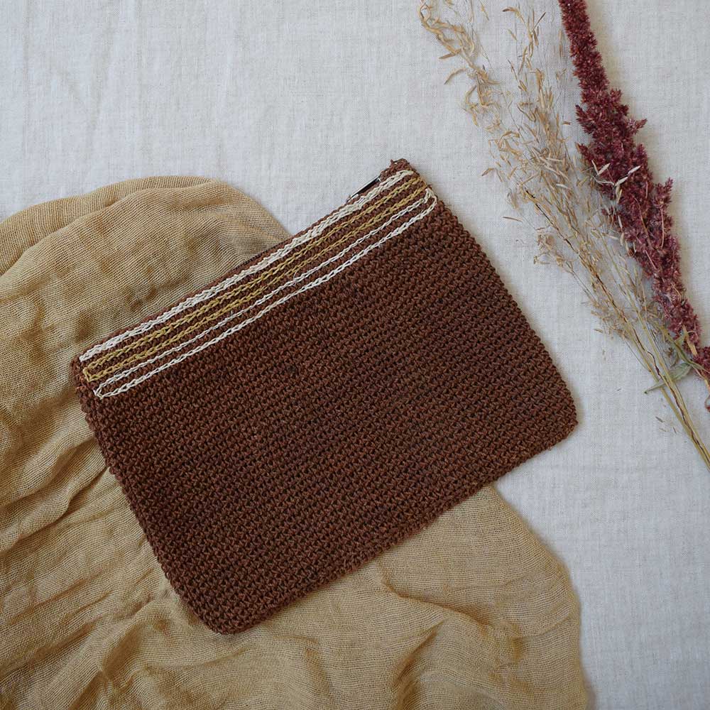 ambiance-pochette-tissee-marron-finca-home Pochette tissée marron Finca Home - Ambiance