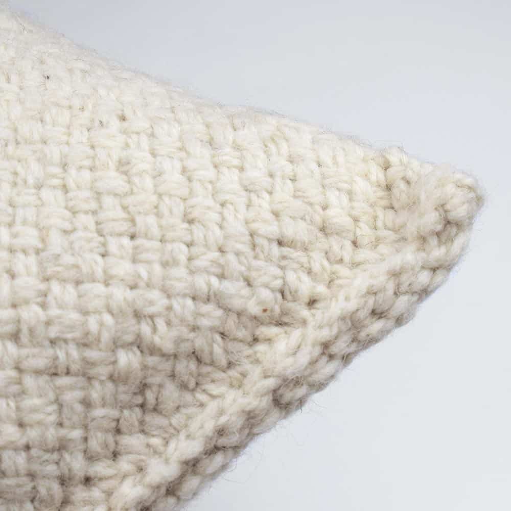 zoom-coussin-carre-50x50-laine-blanc-finca-home Coussin ethnique carré 50x50 blanc Finca Home - Zoom