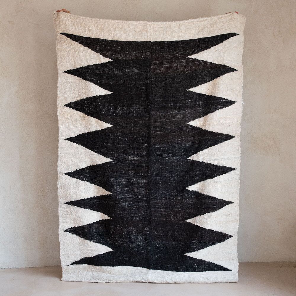 tapis-laine-deco-boheme-noir-blanc-finca-home Tapis en laine déco bohème noir et blanc Finca Home