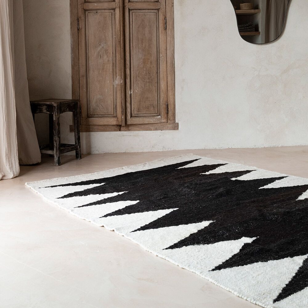 tapis-pure-laine-noir-blanc-amabiance-finca-home Tapis en laine noir et blanc Finca Home