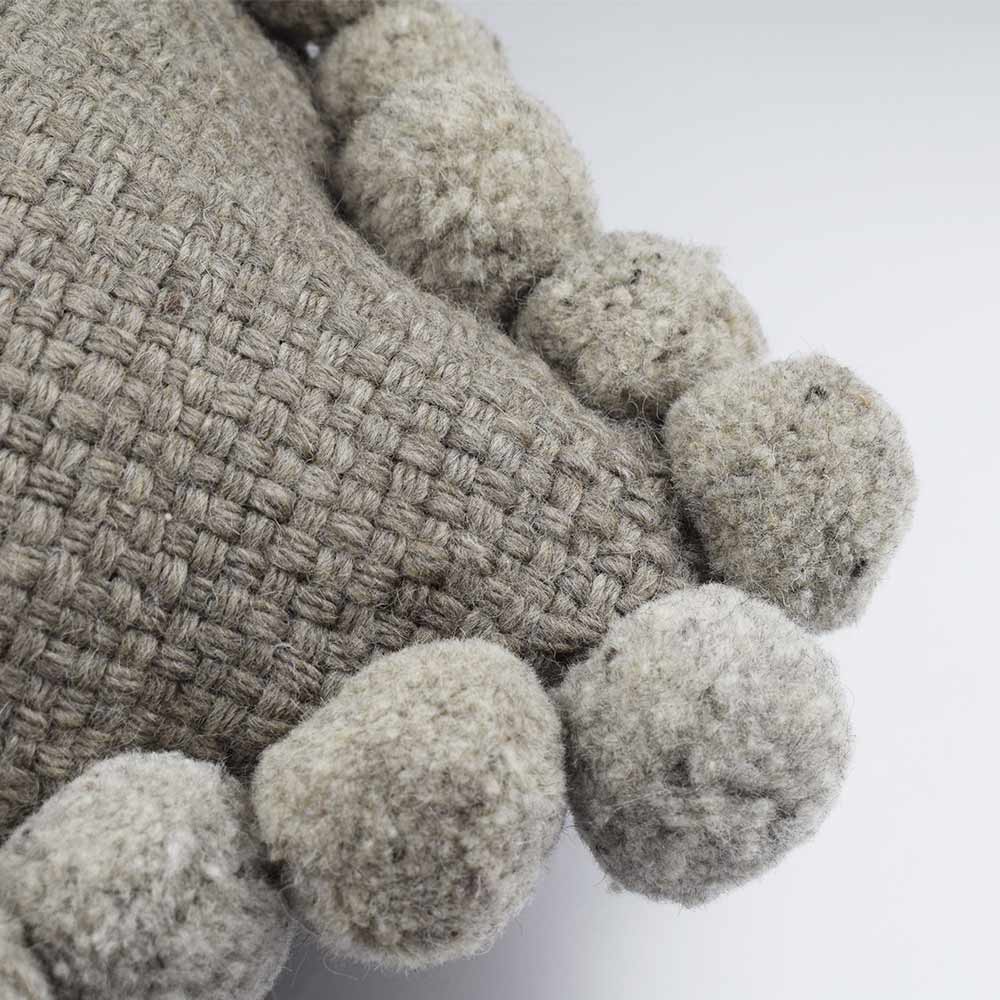 zoom-coussin-pompons-30x60-gris-finca-home Coussin ethnique à pompons 30x60cm gris Finca Home - Zoom