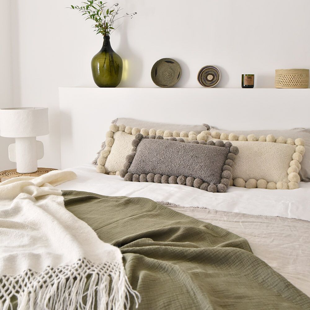 coussins-pompons-laine-gris-beige-finca-home Coussins pompons laine Finca Home