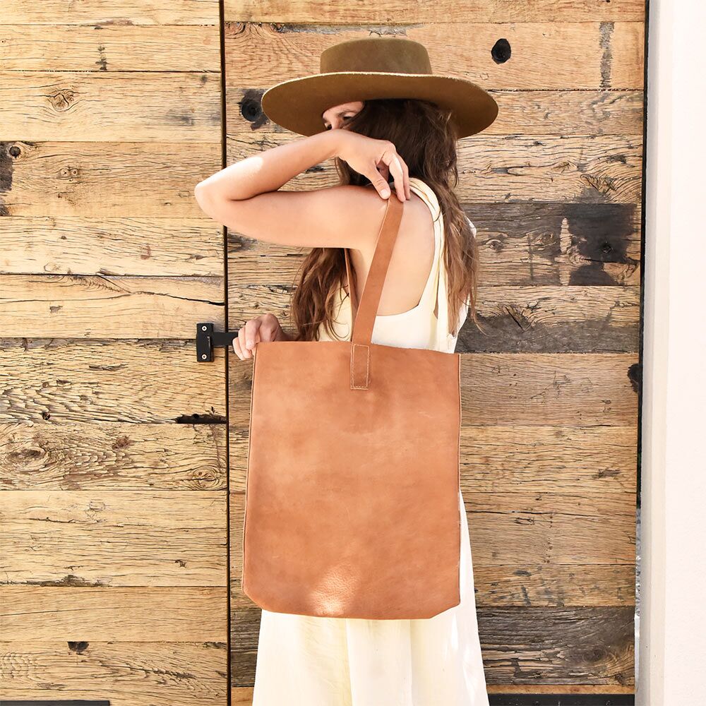 sac-tote-bag-cuir-lifestyle-finca-home Sac tote bag en cuir camel Finca Home