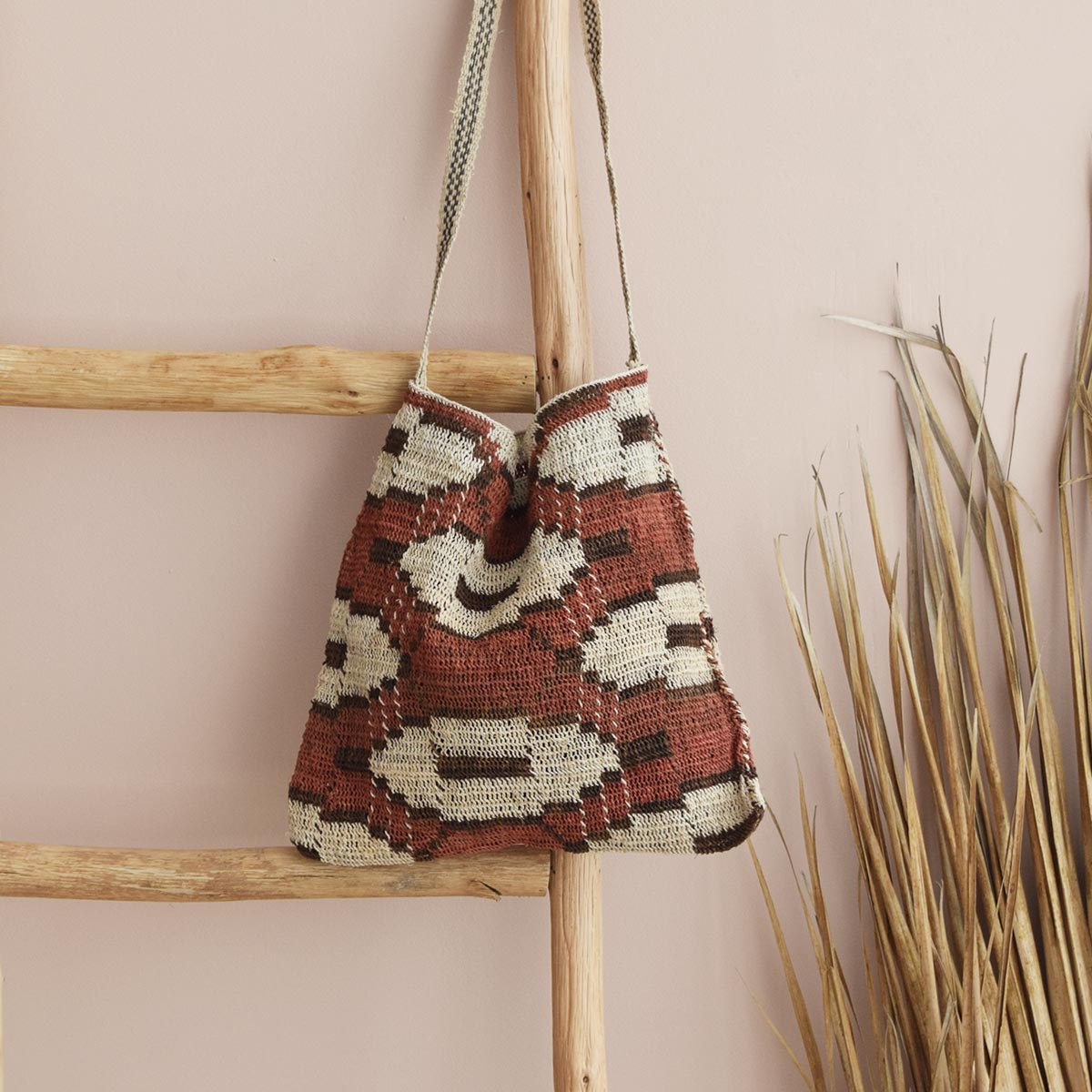 ambiance-sac-tisse-motifs-rouge-finca-home Sac tissé à motifs rouges Finca Home