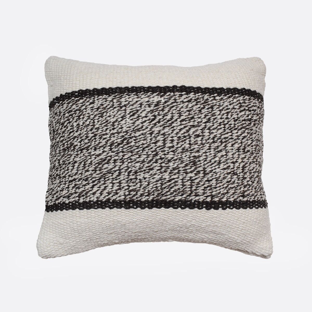 coussin-rectangulaire-noir-et-blanc-laine-finca-home Coussin rectangulaire noir et blanc Finca Home