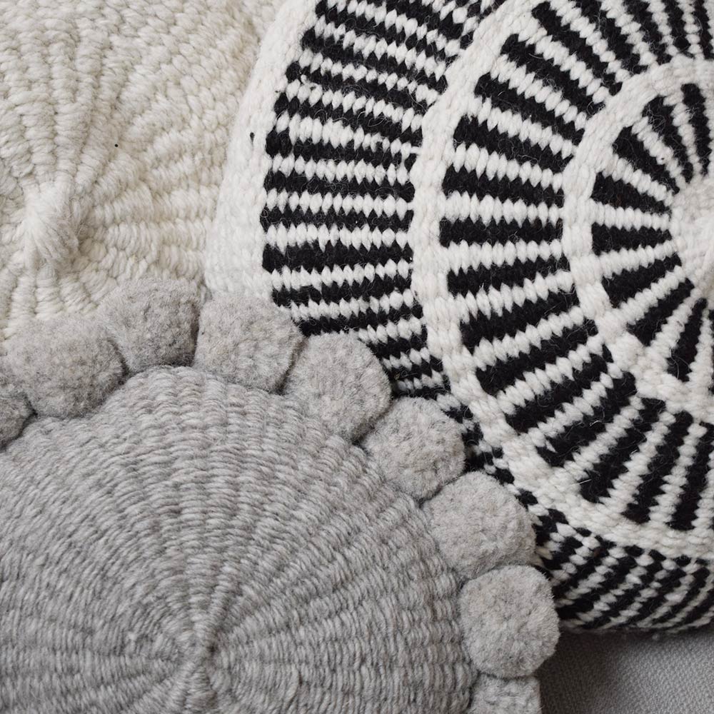 ambiance-3-mini-coussin-rond-pompons-gris-finca-home Coussin en laine blanc et noir Finca Home - Ambiance 4
