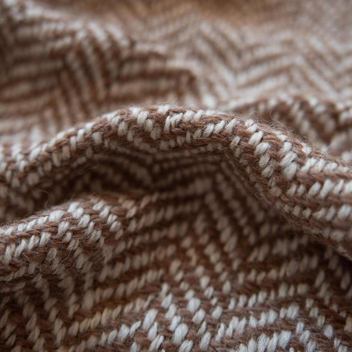 echarpe-lama-motif-marron-finca-home-2 Echarpe en laine de lama motifs chevrons Finca Home