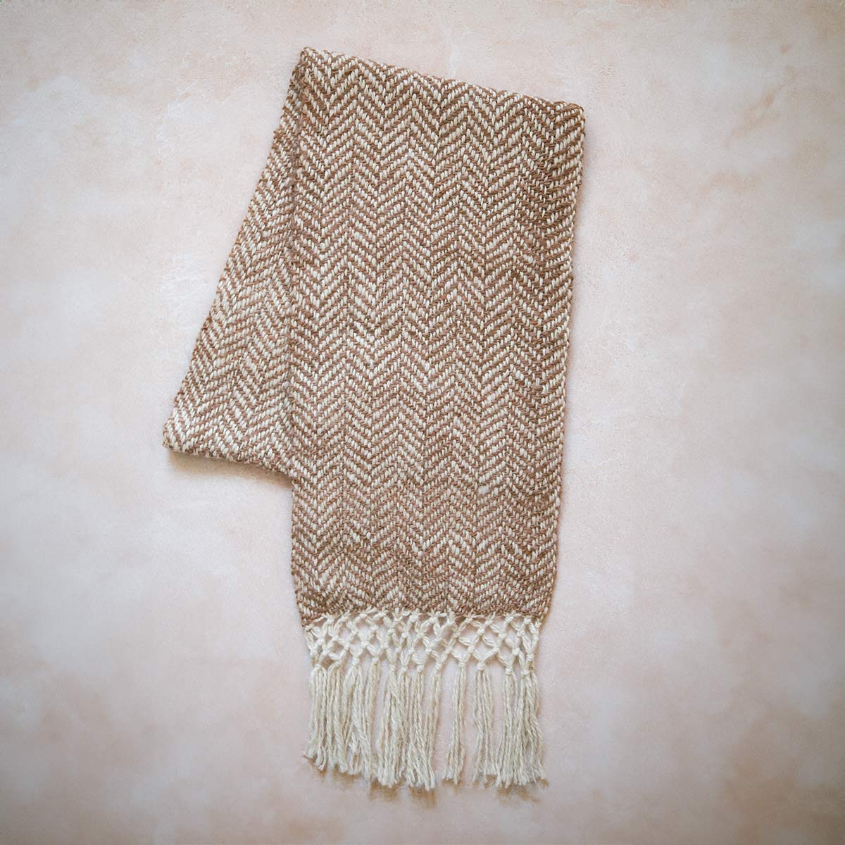 echarpe-lama-motifs-valentina-marron-finca-home-1 Echarpe en laine de lama motifs chevrons Finca Home