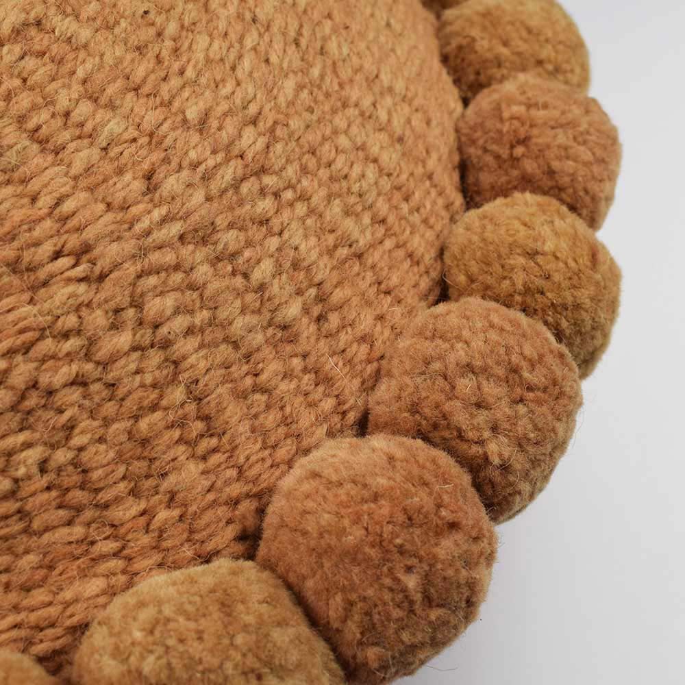 zoom-coussin-rond-pompons-ocre-finca-home Coussin rond pompons ocre Finca Home