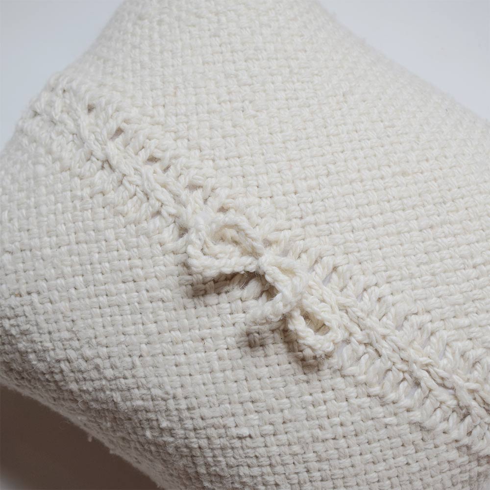 coussin-rectangulaire-noir-et-blanc-laine-details-finca-home Coussin rectangulaire noir et blanc Finca Home