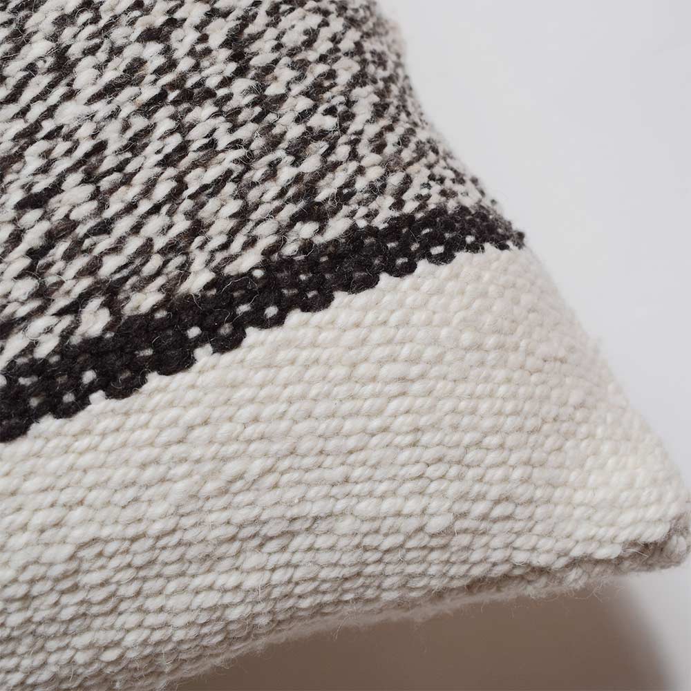 coussin-rectangulaire-noir-et-blanc-laine-zoom-finca-home Coussin rectangulaire noir et blanc Finca Home
