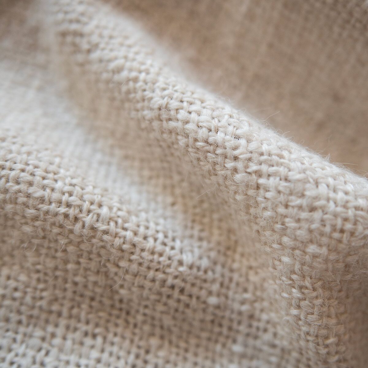 echarpe-tendance-laine-lama-blanc-finca-home-2 Echarpe en laine de lama blanc Finca Home