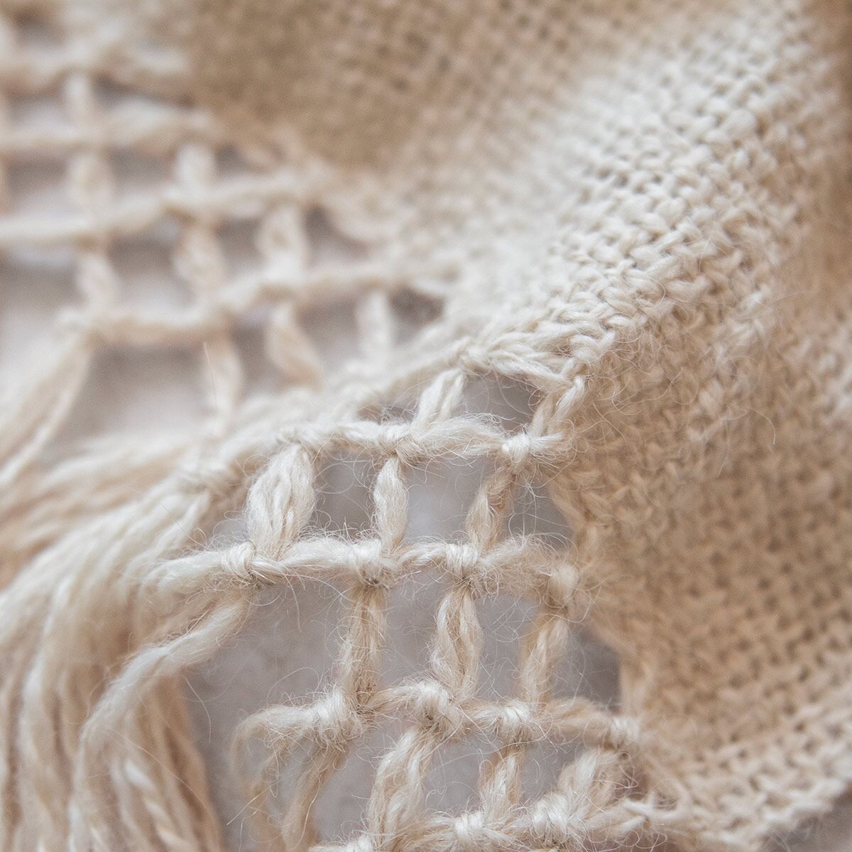 echarpe-tendance-laine-lama-blanc-finca-home-3 Echarpe en laine de lama blanc Finca Home