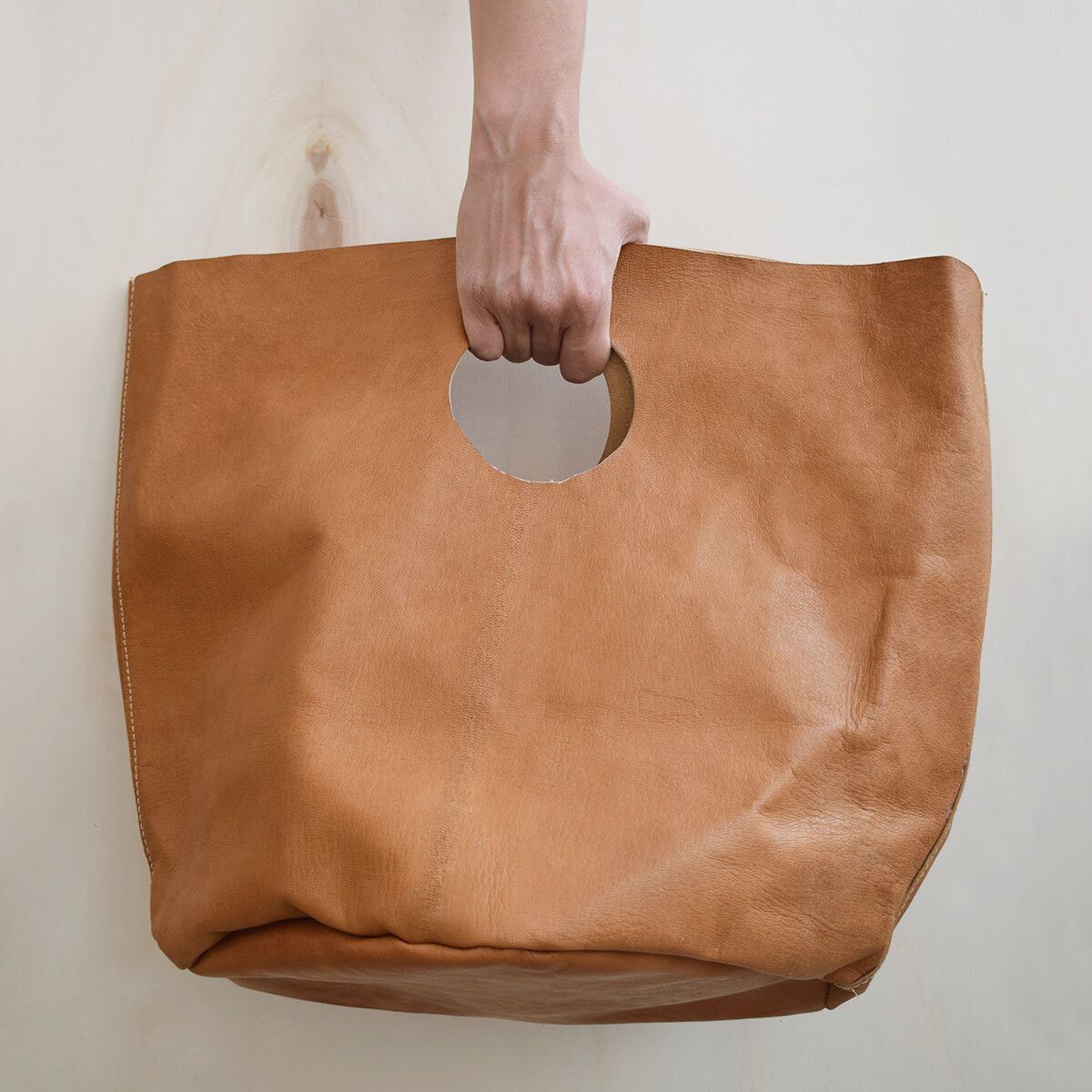 grand-sac-seau-cuir-chevre-finca-home Sac seau en cuir de chèvre Finca Home