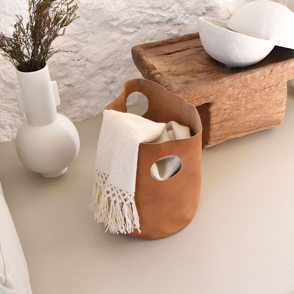 grand-sac-seau-cuir-chevre-lifestyle-2-finca-home Sac seau en cuir de chèvre Finca Home