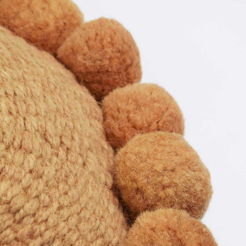 zoom-mini-coussin-rond-pompons-ocre-finca-home Mini coussin à pompons ocre Finca Home