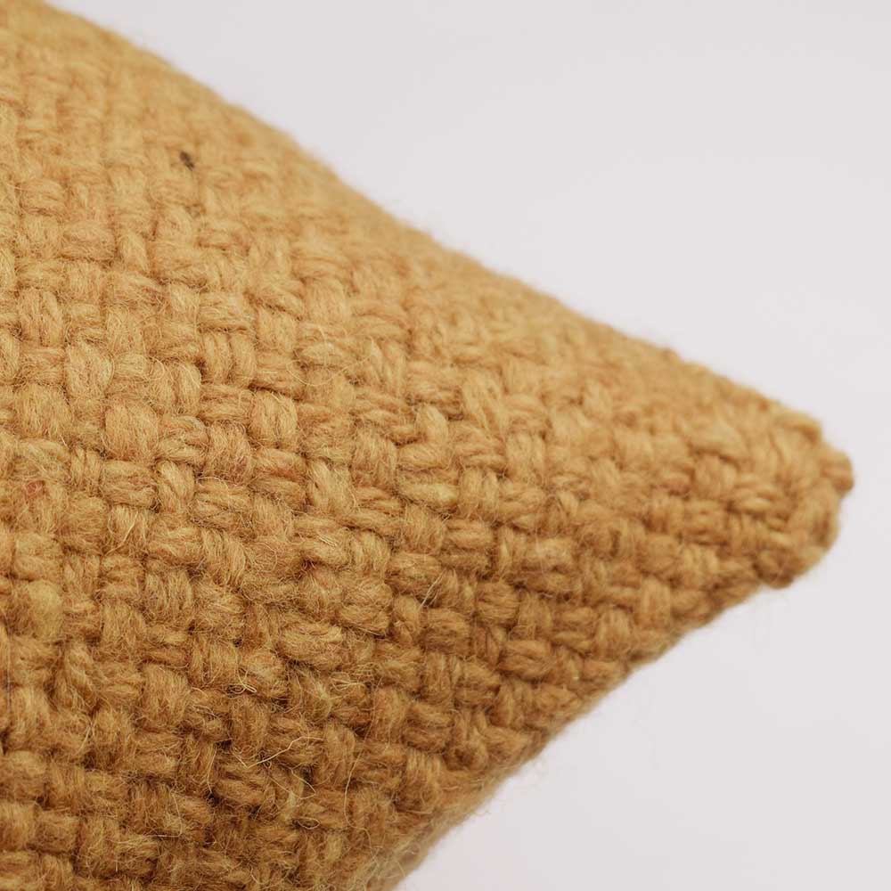zoom-coussin-carre-50x50-laine-ocre-finca-home Coussin ethnique carré 50x50 ocre Finca Home - Zoom